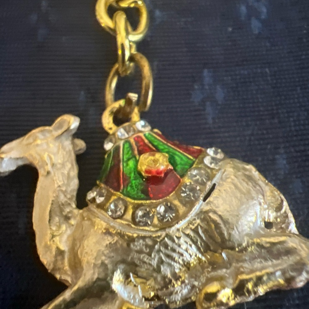Beautiful Camel With Rhinestones Keychain - Picture 5 of 10